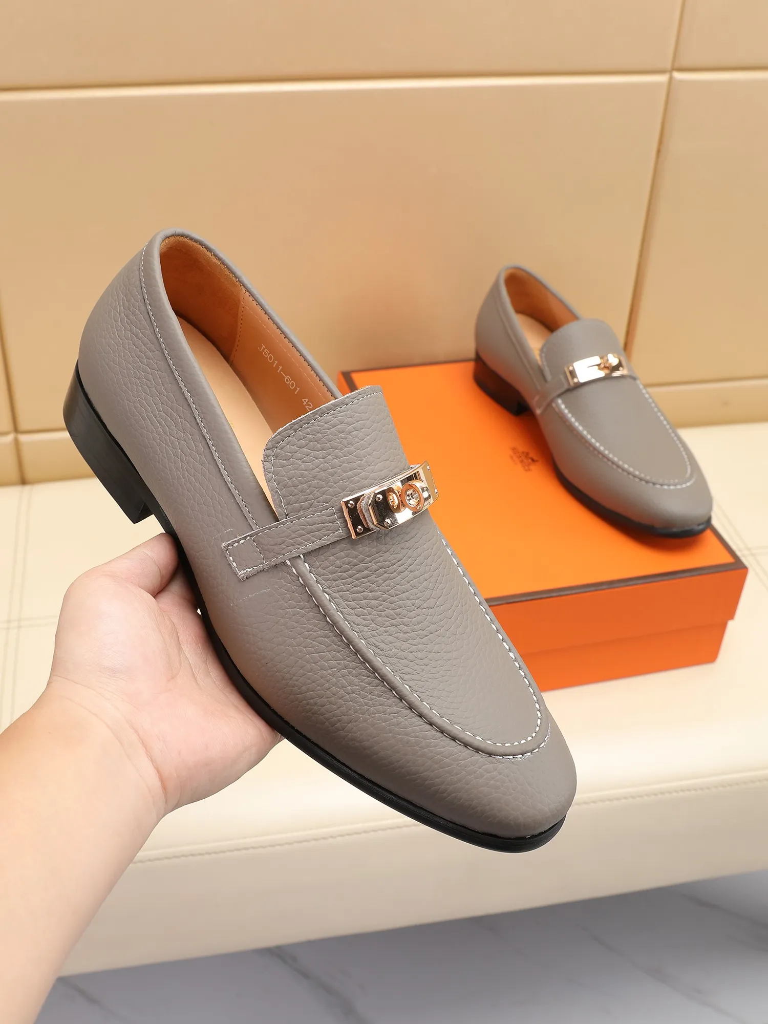 Factory price 440💶[HERMES] (cowhide lining)🍀Italian top luxury🍀He does not pursue novel styles and gorgeous colors, but attracts the favor of successful men with his flawless, elegant and classic style! This very, very comfortable, simple and stable style makes it easy to match any style! The pattern is absolutely 1:1 refined from the original case, and we strive for excellence in materials, imported cowhide + cowhide lining💪💪💪extraordinary texture👍! .Code number: 39 to 44 (38.4546 customized)
